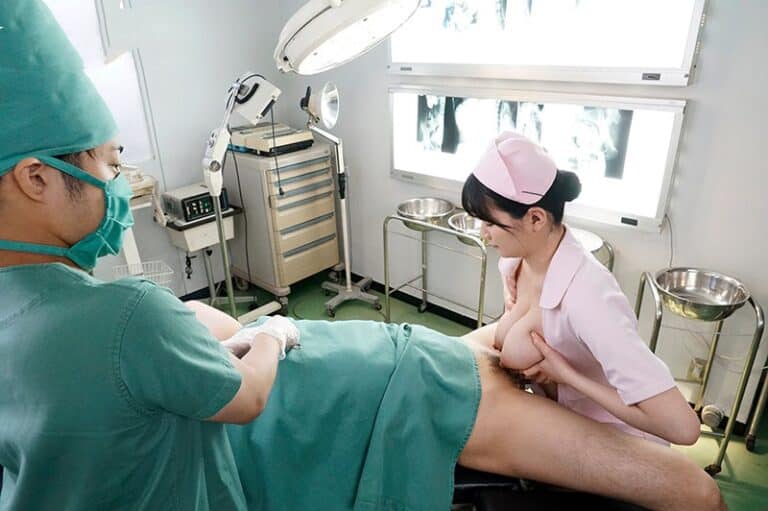 Anh bệnh nhân may mắn đang phẩu thuật và nữ y tá vú to yêu nghề